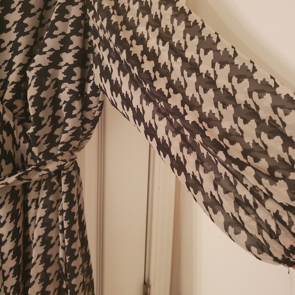 Dress - Picture 3 of 4